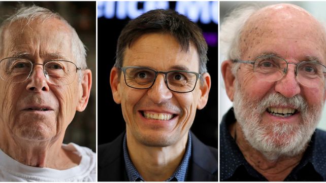 Los ganadores. James Peebles fue reconocido por sus aportes teóricos y sus colegas Michel Mayor y Didier Queloz por hallar un exoplaneta.