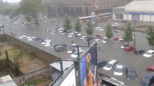 Montevideo quedó bajo el agua después de sufrir la lluvia más intensa en 50 años