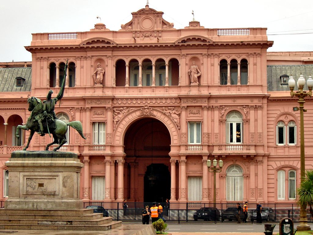 En Balcarce 50 se hicieron eco del tembladeral político.