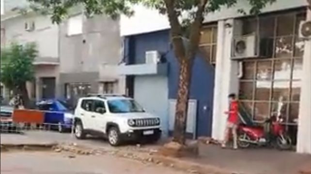 Abran paso. Una fila de autos circula por la vereda ante la mirada atónita de los transeúntes. (Imagen de video)