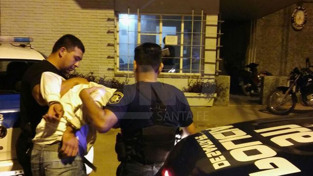 Arrestaron a cuatro hombres que se amenazaban con cuchillos en un coche de la Línea 3