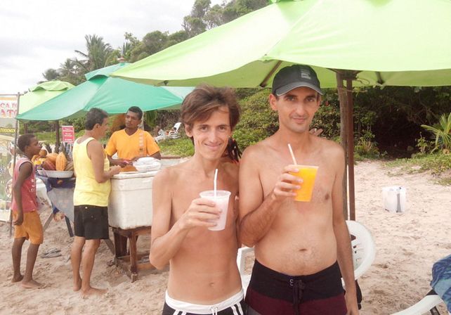 Gustavo junto a su amigo Fernando en Brasil
