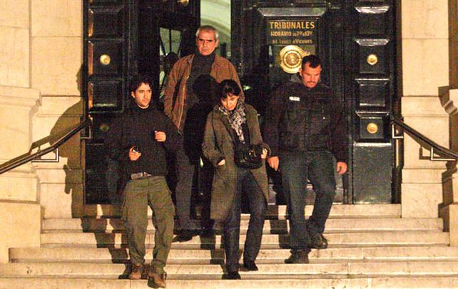Madrugada. Habitantes del edificio donde vivía Angeles Rawson se retiran de los Tribunales luego de comparecer.