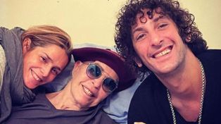 Pata Villanueva junto a sus hijos Bernardita y Robertino Tarantini, luego de haber superado serios problemas de salud.