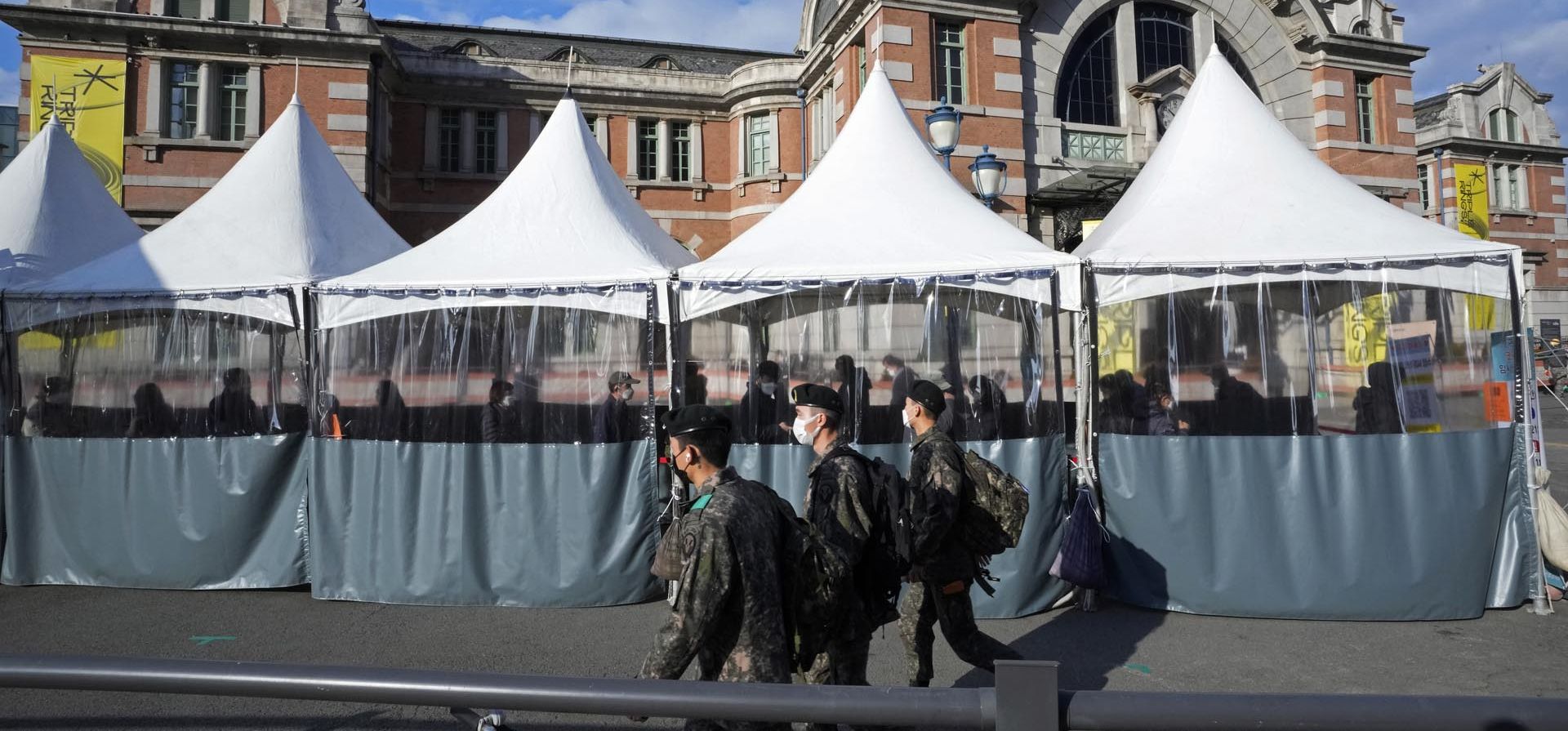 Soldados del ejército pasan por un sitio de prueba de coronavirus improvisado en Seúl, Corea del Sur, el martes 14 de diciembre de 2021. Corea del Sur ha extendido su advertencia especial contra los viajes al extranjero por un mes más, debido a la continua propagación de la nueva variante ómicron del coronavirus. Foto: AP