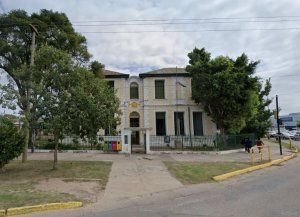 Conmoción en una escuela: un niño de 4 años llegó brutalmente golpeado, quedó internado y detuvieron a su madre