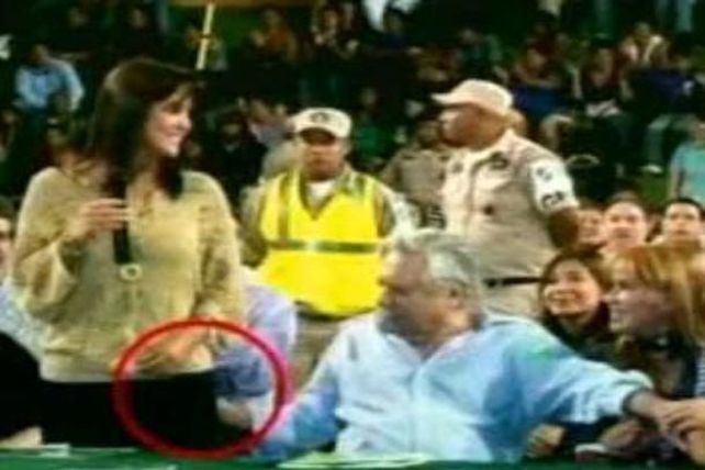 Como si nada pasara: Alcalde manoseó la cola de una concejal en pleno acto