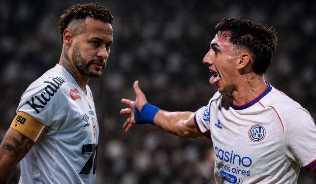 Neymar visita la cancha de San Lorenzo.