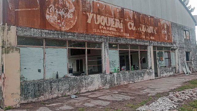 Los cuatro hombres permanecían en un lugar privado