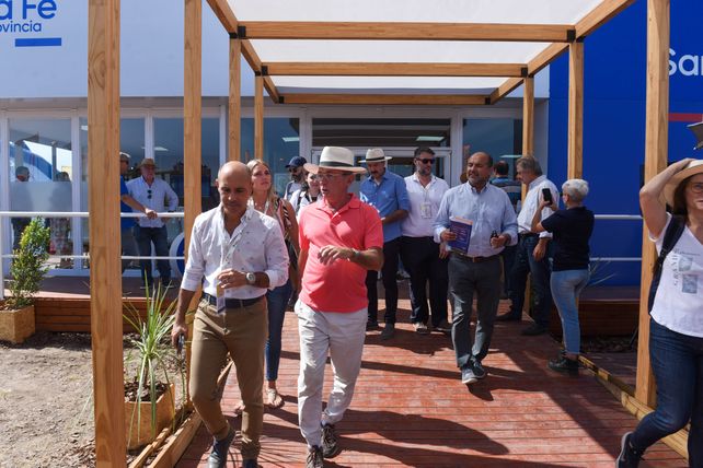 El ministro Costamagna ayer en el stand de Santa Fe.