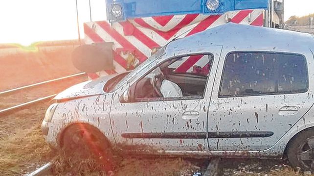 Tren impactó contra un auto en Carcarañá