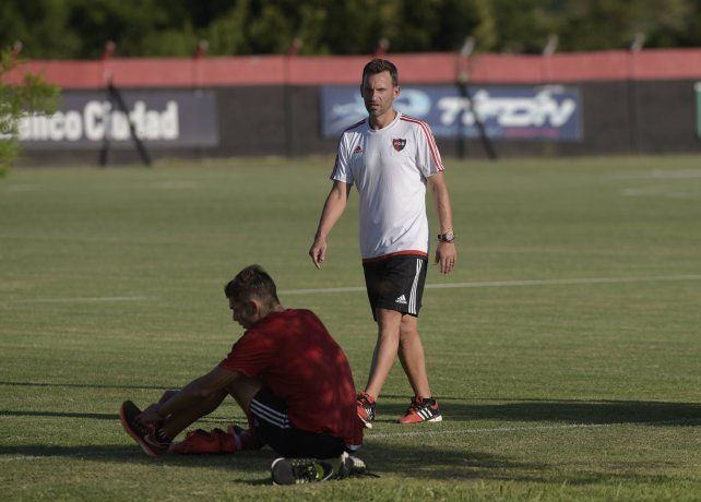 Lucas Bernardi asumirá este miércoles la conducción de la primera de Newells.