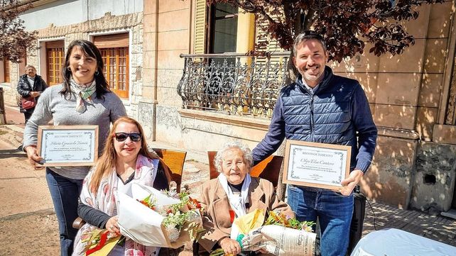 Homenaje. Para Mirta y Olga por parte de la Dirección Departamental de Escuelas de Gualeguay.