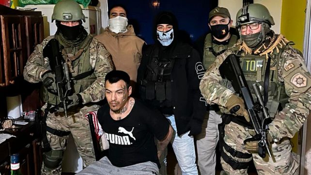 Una de las primeras fotos de Claudio Morocho Mansilla recapturado. Fue en la casa en la que se refugió, en barrio Fontanarrosa.