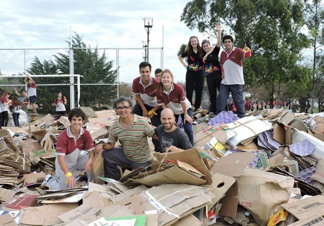 En el polideportivo. Durante semanas juntaron cartón y la iniciativa cerró con actividades culturales.  Foto Gentileza/Ambiente Villa Elisa