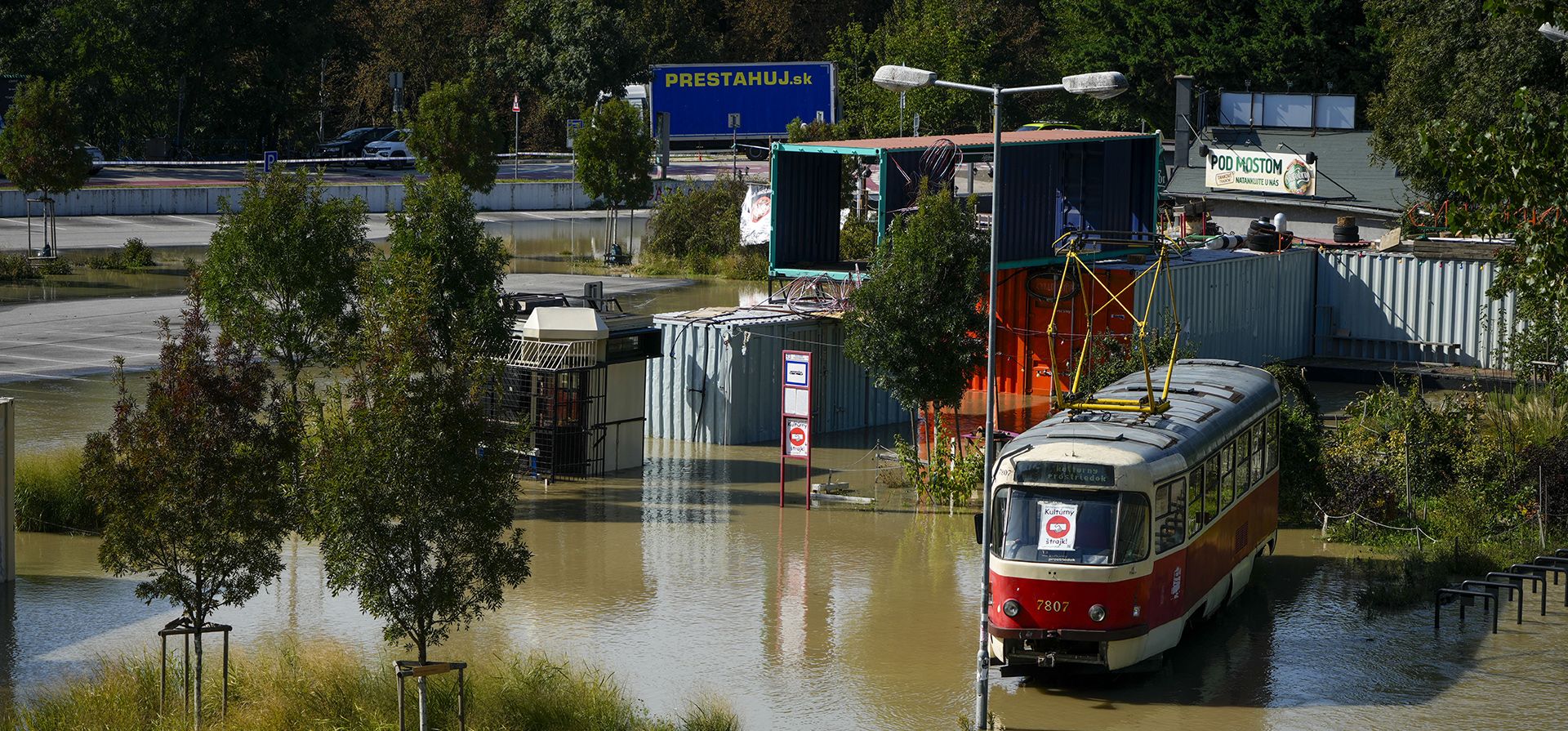 Un tranvía antiguo está estacionado en una zona inundada cerca del río Danubio en Bratislava, Eslovaquia, el miércoles 18 de septiembre de 2024. (Foto AP/Darko Bandic)