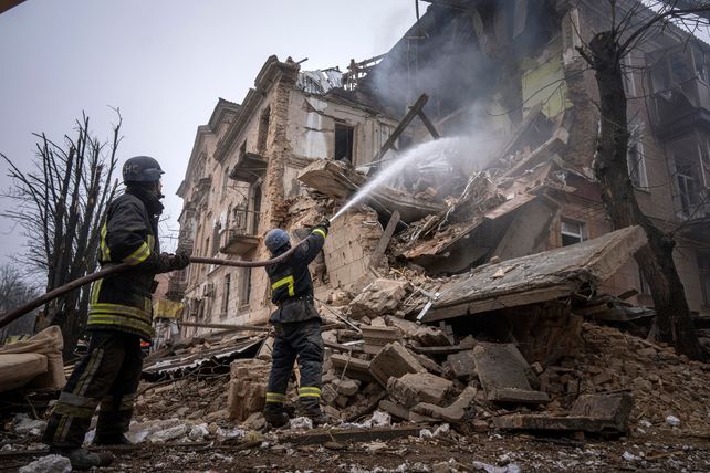 Bomberos trabajando frente a un edificio de departamentos demolido en Kryi Rih.&nbsp;