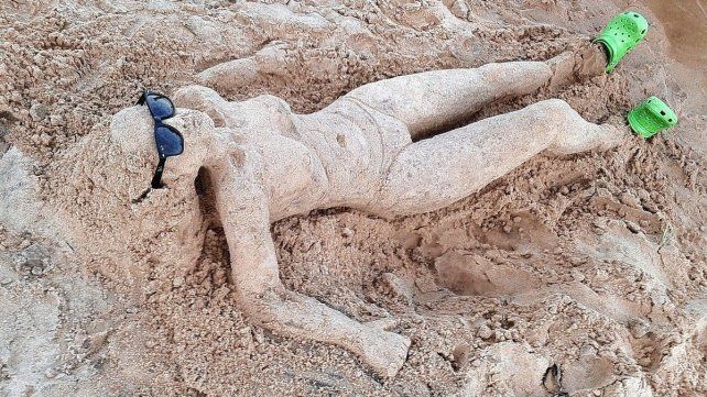 Con una escultura de arena un talentoso artista anónimo cautivó a los paranaenses