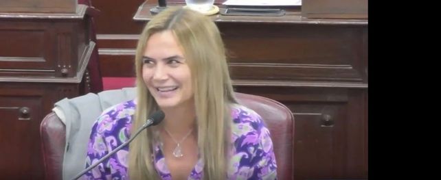La legisladora Amalia Granata se sonríe tras el elogio al reelegido presidente Pablo Farías.&nbsp; 