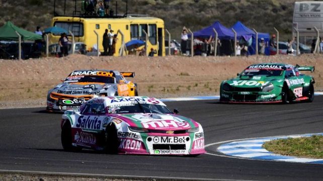 Agustín Canapino domina sobre Ledesma y el santafesino Nacho Faín en el final de la carrera del Turismo Carretera en Neuquén.