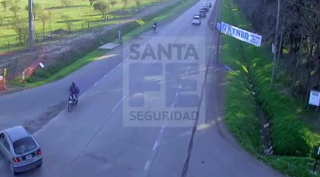 Un video muestra el violento choque de un motociclista con un auto en la zona oeste