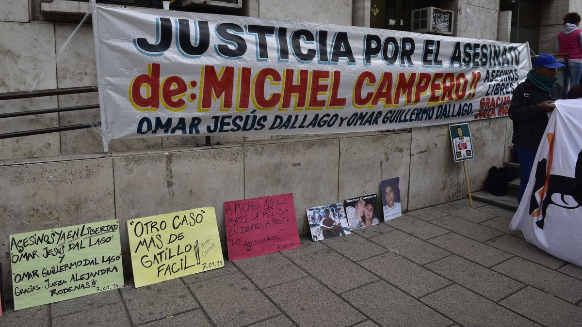 Dos policías acusados de un crimen de hace siete años llegarán en libertad al juicio - Vimarsana News