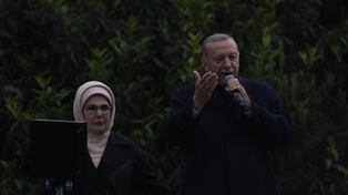 Erdogan, con su esposa al lado, dio un discurso desde un escenario armado frente a su residencia en Estambul.