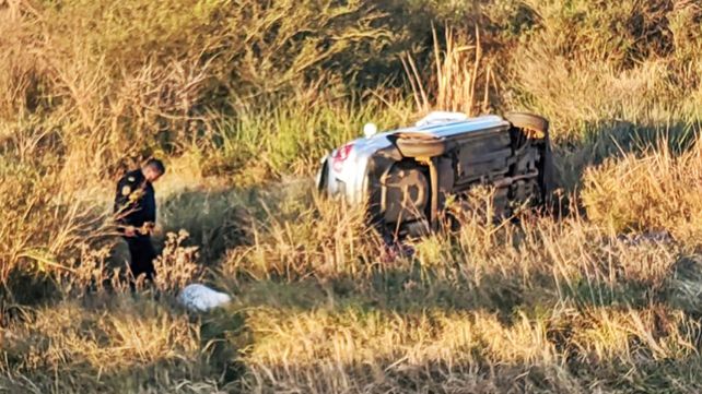 Un automóvil se salió de la cinta asfáltica y dio varios tumbos en zona de bañados. Los dos ocupantes salieron despedidos del vehículo. OCurrió en RN 14