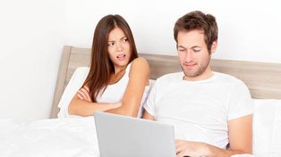 Un sitio de citas online engañó a sus usuarios y reunió a parejas incompatibles