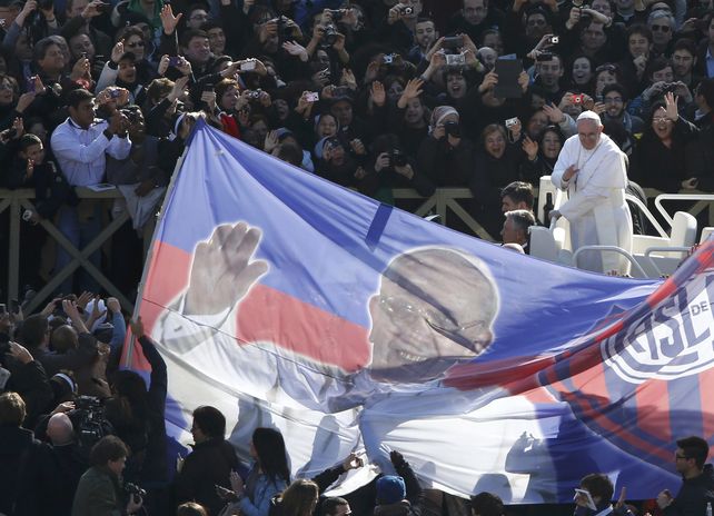 El trapo azulgrana exhibido esta mañana en la Plaza San Pedro y su hincha más famoso. (Foto: Reuters)