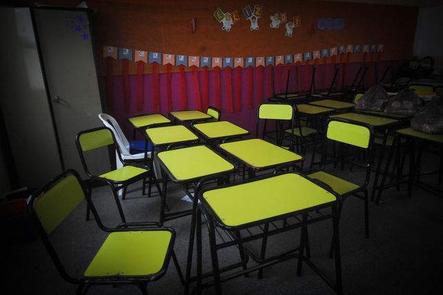 Aulas vacías. Los pupitres sin cuadernos