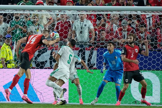 Sasa Kalajdzic cabecea y logra el tercer gol de Austria en el sexto minuto adicional.