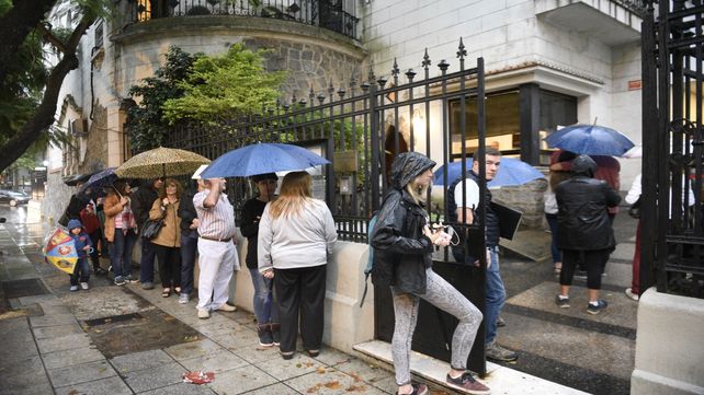 Trámites. Es habitual observar una gran concurrencia en las oficinas de la delegación italiana.