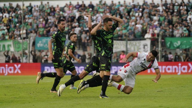 Giovani Chiaverano es derribado dentro del área local. Penal que el Colo Ramírez transformó en gol para Newells.