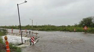 Ruta provincial 80. Corte total por anegamientos de calzada a la altura de Gálvez.