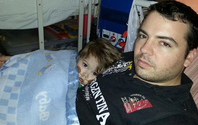 Delicado. Renzo con su padre en una fotografía reciente en el Garrahan.
