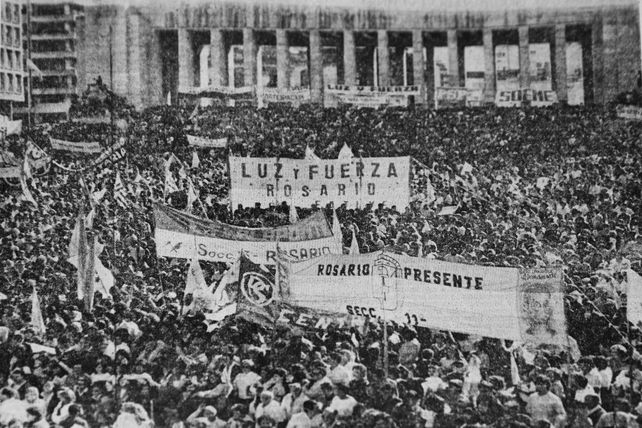 Los rosarinos defendiendo la democracia en abril de 1987. Foto: gentileza Concejo Municipal