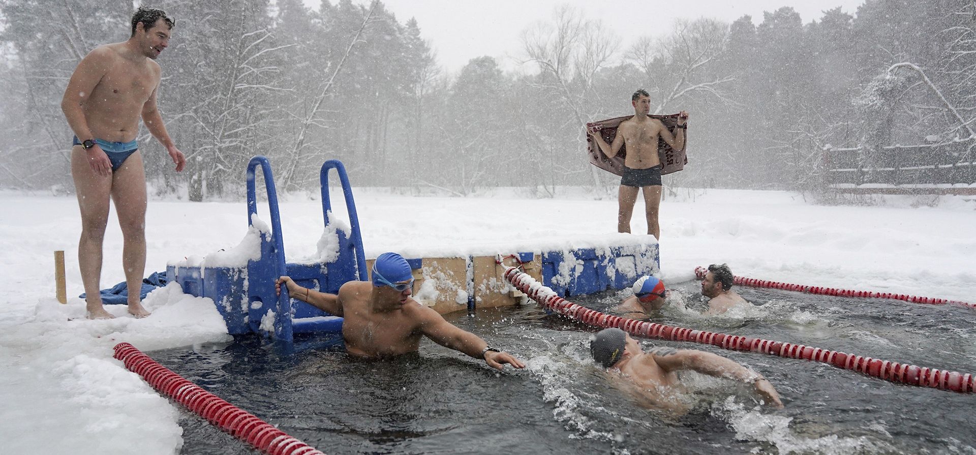 La gente nada en agua helada celebrando la apertura de la 65ª temporada de natación de invierno del Club de Morsas de Moscú en Serebryany Bor durante una fuerte nevada en Moscú, Rusia, el domingo 3 de diciembre de 2023. (Pelagia Tikhonova/Agencia de Noticias de Moscú vía AP) La gente nada en agua helada celebrando la apertura de la 65ª temporada de natación de invierno del Club de Morsas de Moscú en Serebryany Bor durante una fuerte nevada en Moscú, Rusia, el domingo 3 de diciembre de 2023. (Pelagia Tikhonova/Agencia de Noticias de Moscú vía AP)