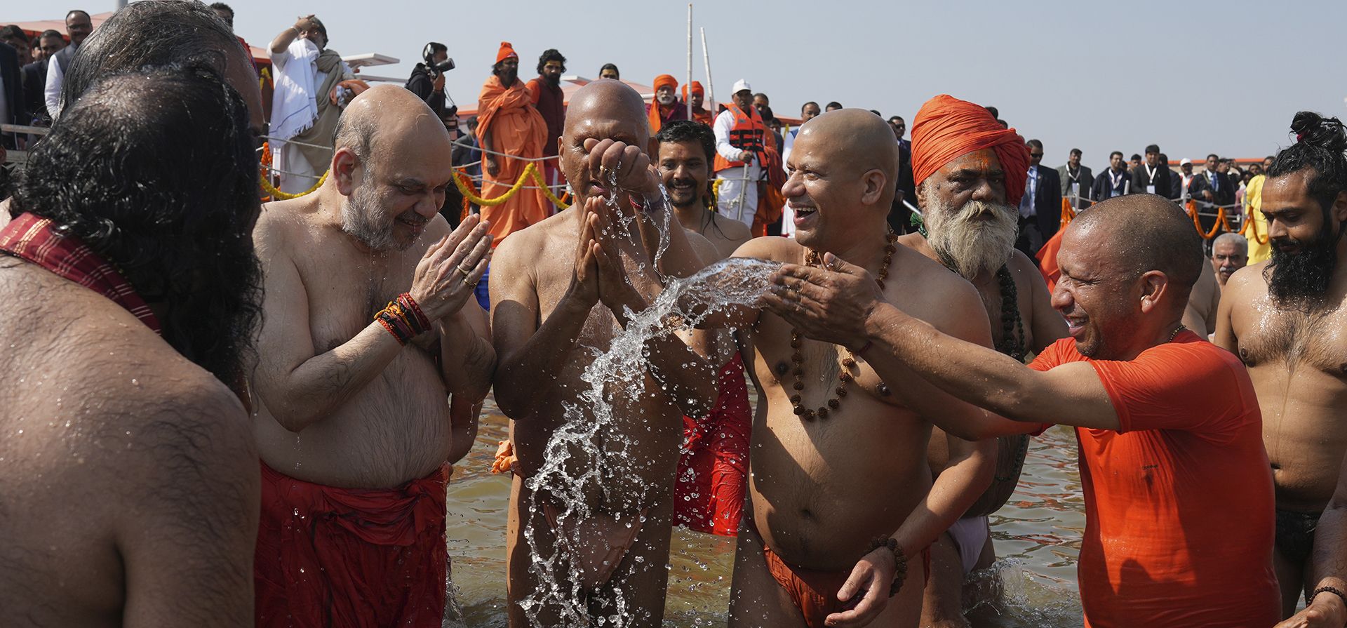 De izquierda a derecha; El ministro del Interior de la India, Amit Shah, Swami Kailashanand Giri, Swami Avdheshanand Giri y el ministro principal del estado de Uttar Pradesh, Yogi Adityanath, realizan rituales después de tomar un baño sagrado en Sangam en el estado de Uttar Pradesh, en el norte de la India, el lunes 1 de enero de 2019. 27 de mayo de 2025, durante el festival Maha Kumbh. (Foto AP/Rajesh Kumar Singh) De izquierda a derecha; El ministro del Interior de la India, Amit Shah, Swami Kailashanand Giri, Swami Avdheshanand Giri y el ministro principal del estado de Uttar Pradesh, Yogi Adityanath, realizan rituales después de tomar un baño sagrado en Sangam en el estado de Uttar Pradesh, en el norte de la India, el lunes 1 de enero de 2019. 27 de mayo de 2025, durante el festival Maha Kumbh. (Foto AP/Rajesh Kumar Singh)