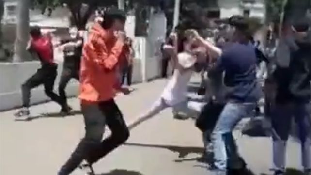 A las piñas frente al Hospital Roque Sáenz Peña. Los alumnos de la Escuela Drago fueron suspendidos.&nbsp;