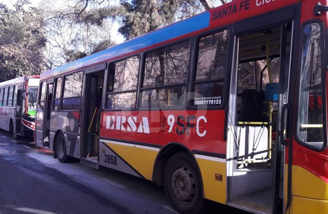 Video: asi se incendió un colectivo en pleno bulevar