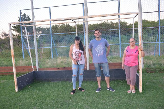 Las dirigentes Alejandra González y Silvina Viviani junto al entrenador Enzo Preli en la cancha de la UCA.&nbsp;