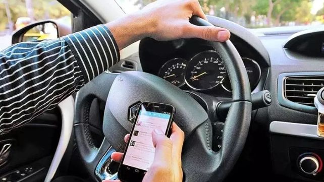 Chatear o usar el celular mientras se conduce multiplica por 4 el riesgo de sufrir un siniestro vial y disminuye hasta en 50% la atención de un conductor.