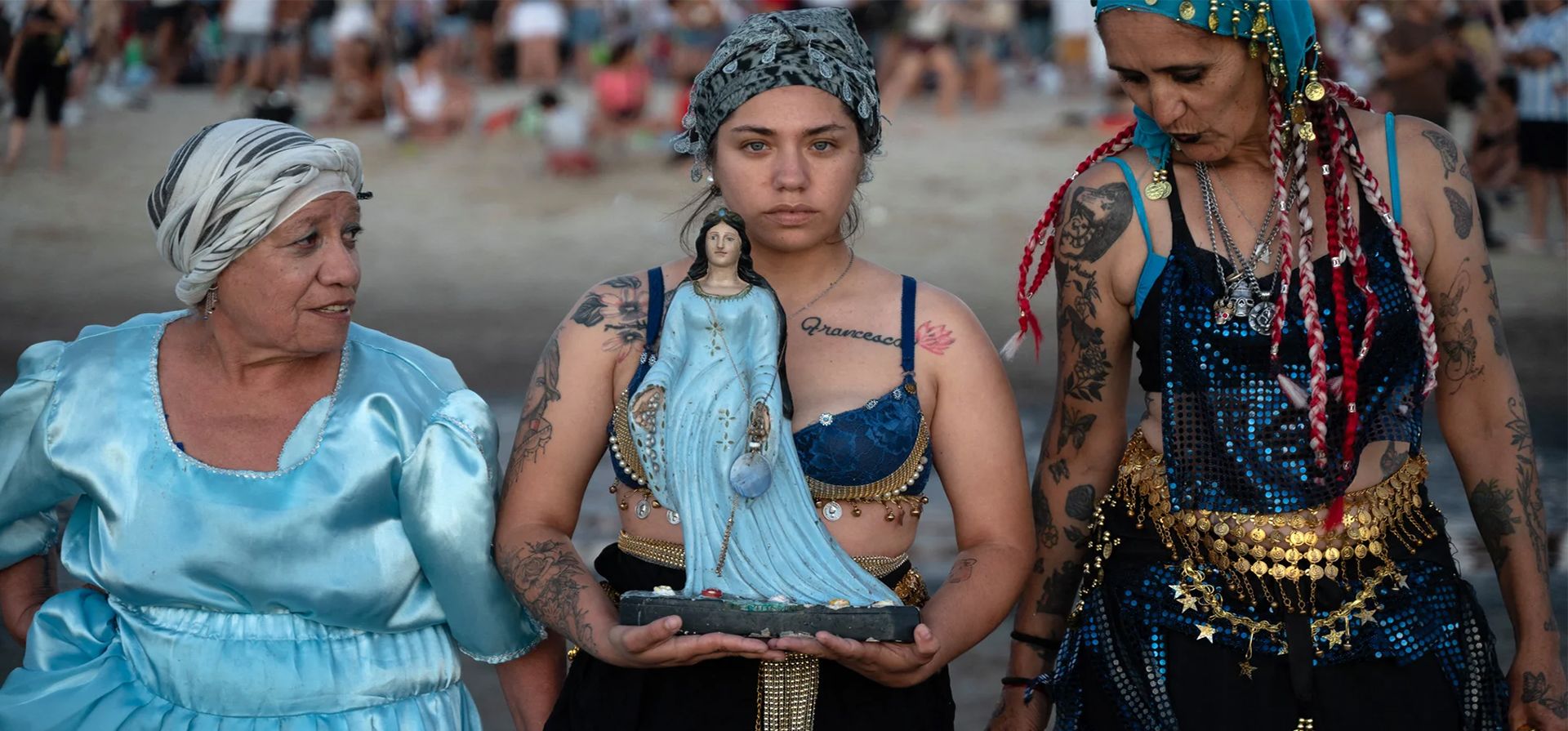 Los fieles ofrecen homenaje a Iemanjá, la diosa del mar de la religión Umbanda, Montevideo, Uruguay. Fotografía: Eitan Abramovich/AFP/Getty Images Los fieles ofrecen homenaje a Iemanjá, la diosa del mar de la religión Umbanda, Montevideo, Uruguay. Fotografía: Eitan Abramovich/AFP/Getty Images