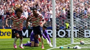 Alex Freeman, el jugador más jóven del equipo de Mauricio Pochettino, sale a festejar su gol, el segundo de Estados Unidos.