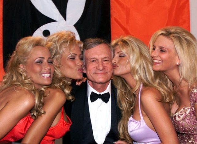 el padre de la criatura. Hugh Hefner acompañado por sus célebres conejitas. En una nota confió que se acostó con más de mil mujeres.