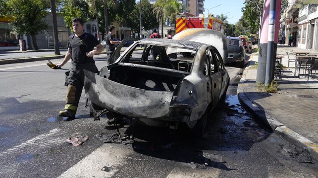 El Chevrolet Corsa quedó prácticamente destruido por el incendio.