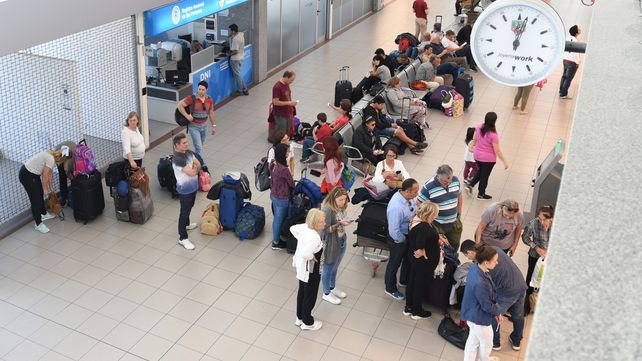 A despegar. Los pasillos de la estación aérea local se pueblan de pasajeros en diferentes momentos del día.