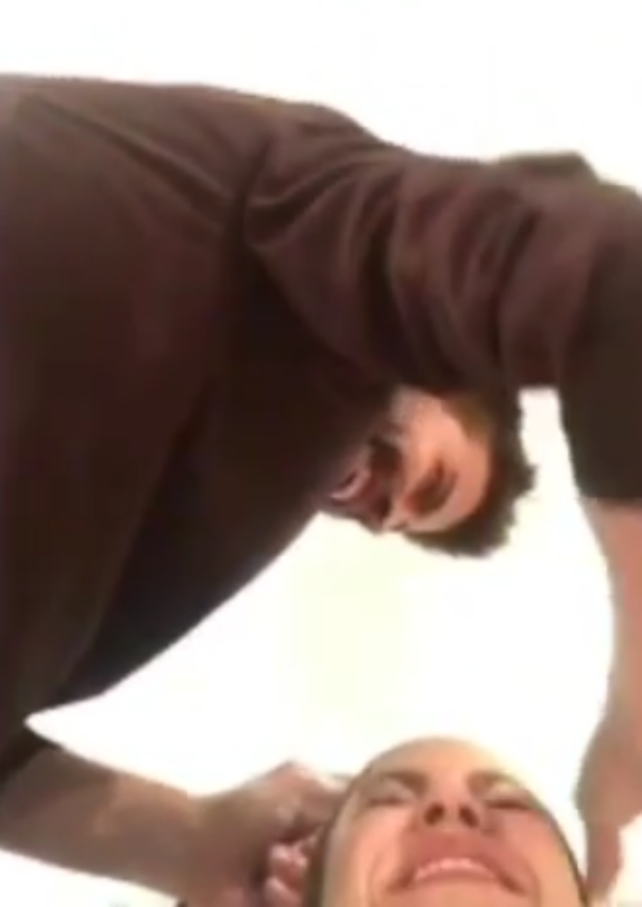 Piqué improvisó un lavado de cabello para su mujer