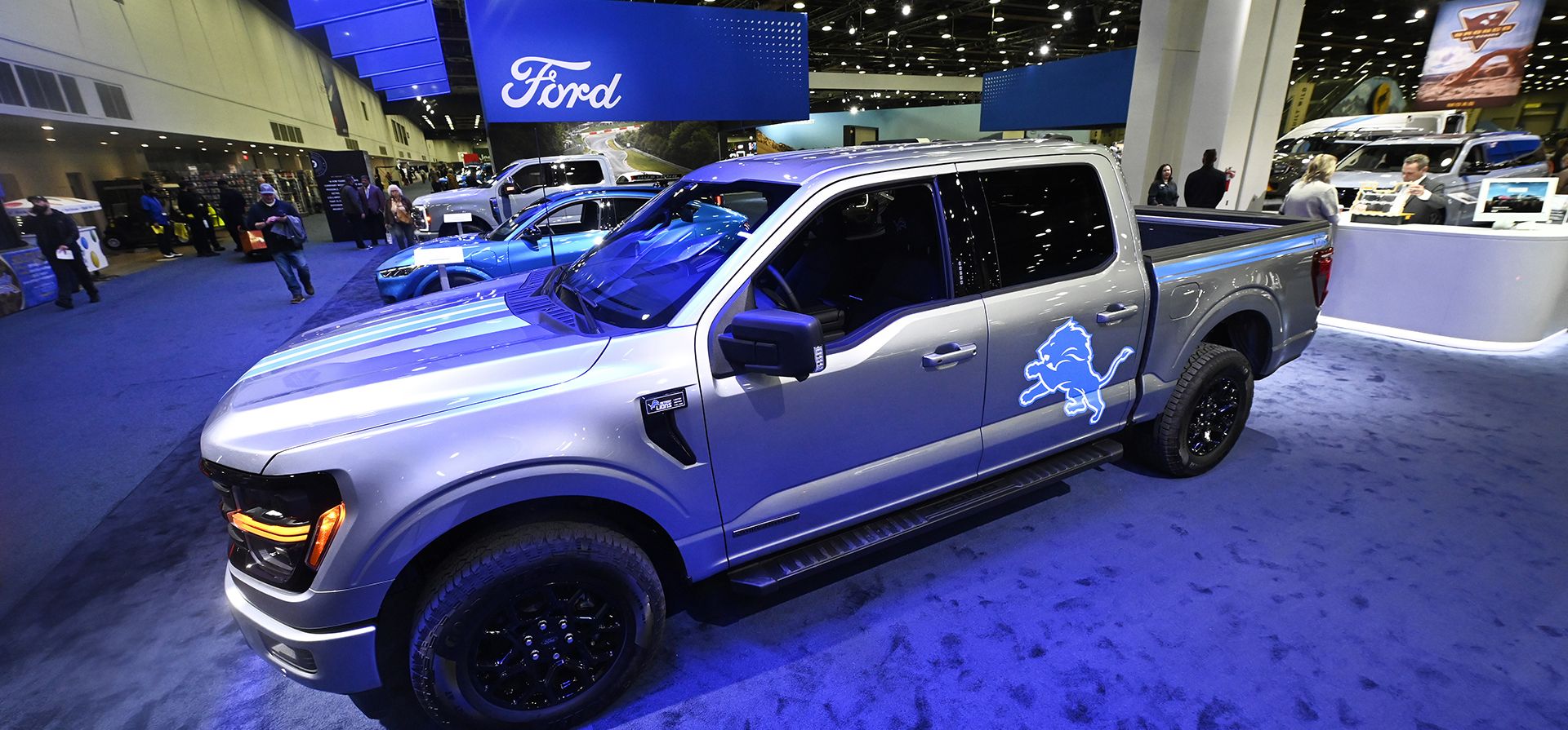 Una edición limitada de la camioneta híbrida Detroit Lions F-150 se exhibe mientras miembros de la prensa recorren el salón del automóvil de Detroit, el viernes 10 de enero de 2025, en Detroit. (Foto AP/José Juárez) Una edición limitada de la camioneta híbrida Detroit Lions F-150 se exhibe mientras miembros de la prensa recorren el salón del automóvil de Detroit, el viernes 10 de enero de 2025, en Detroit. (Foto AP/José Juárez)
